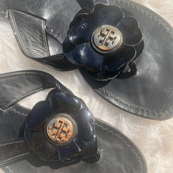 Tory Burch Breely Black Patent Gold Logo Flower Flip-Flops Sandals US 7 - Picture 2 of 6